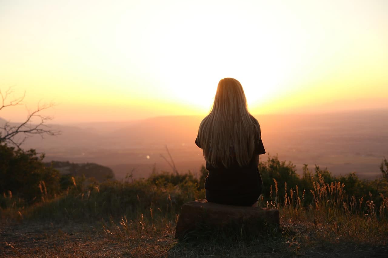 Young women watchinh sunset - Holistic therapy for addiction